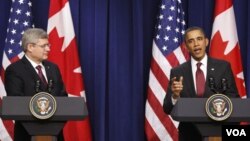 Presiden AS Barack Obama dan PM Kanada Stephen Harper berbicara kepada media di Gedung Putih, Jumat (4/2).