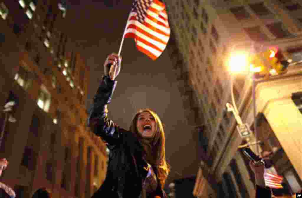 [미국] 뉴욕의 그라운드 제로에서 환호하는 미국 여성