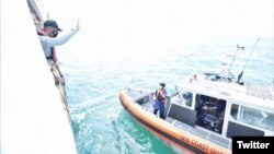 Kapal Patroli Bakamla RI (Indonesia Coast Guard) KN. Pulau Dana – 323 melaksanakan Passing Exercise dengan Kapal Coast Guard Amerika Serikat (USCGC) Munro – 755. (Twitter/@HumasBakamlaRI)