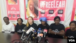 Mahaifiyar Leah Sharibu, sanye da shudin dankwali (tsakiya) tare da 'yan kungiyoyin kare hakkin bil adama a lokacin taron manema labarai a Abuja 02.10.19