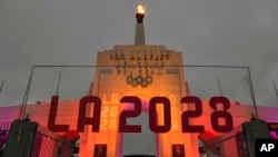 ARCHIVO - Un letrero de Los Ángeles 2028 se aprecia frente al pebetero en el Memorial Coliseum de Los Ángeles, el miércoles 13 de septiembre de 2017.