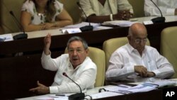 El presidente cubano Raúl Castro se dirige a la Asamblea Nacional en La Habana, el lunes 23 de julio de 2012. A su derecha aparece el vicepresidente José Ramón Machado.