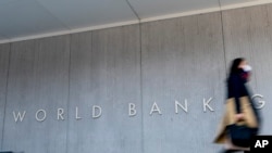 ARCHIVES - une femme passe devant le QG de la Banque mondiale à Washington, le 5 avril 2021. 