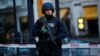 Озброєний службовець австрійської поліції у центрі Відня 3 листопада 2020 р.