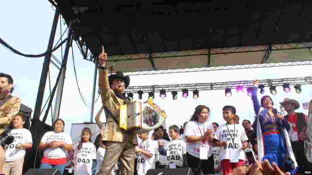 "Sí se puede" fue el mensaje que los Tigres del Norte transmitieron al público en referencia a la aprobación de una reforma inmigratoria integral con camino a la ciudadanía.