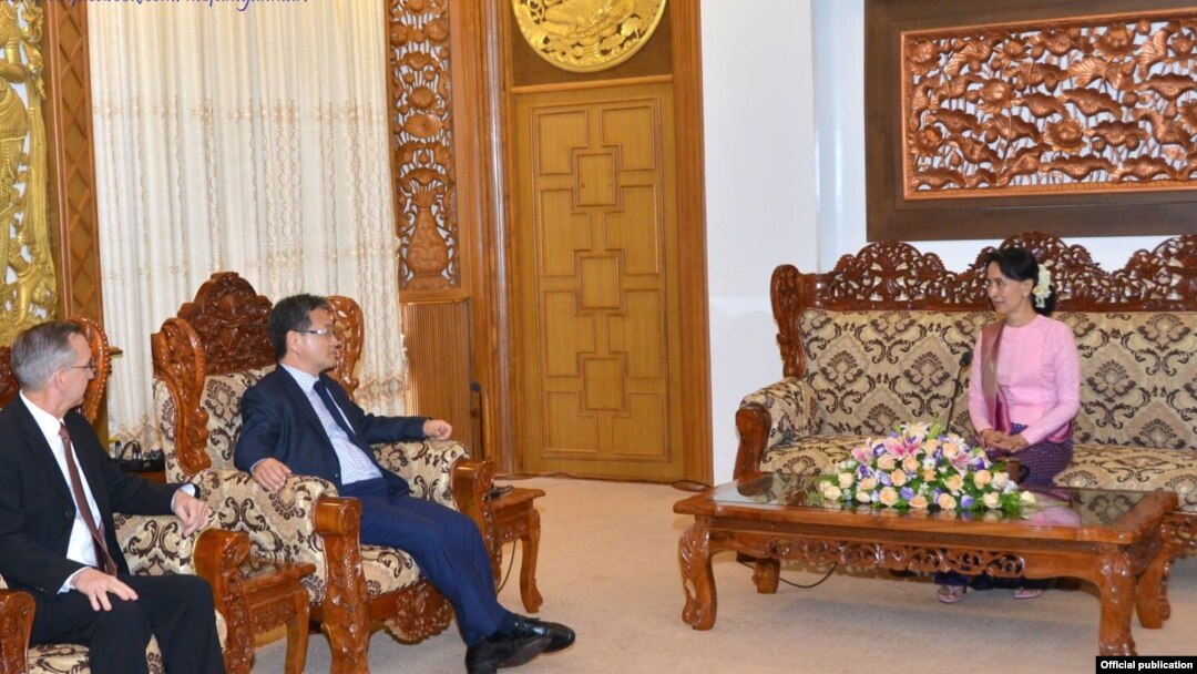Đặc sứ Mỹ về Bắc Triều Tiên Joseph Yun gặp bà Aung san suu kyi. 