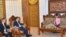 Đặc sứ Mỹ về Bắc Triều Tiên Joseph Yun gặp bà Aung san suu kyi. 