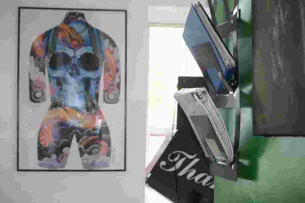 Pero también con los residentes locales, incluso uno de los artistas del estudio tiene un tatoo de la bandera en su rostro. El no estaba presente así que no pudimos confirmar si era por cuestiones politicas.