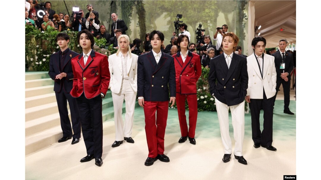 FILE: Changbin, Lee Know, I.N, Hyunjin, Seungmin, Felix, dan Bang Chan dari Stray Kids berpose di Met Gala, gala penggalangan dana tahunan untuk Institut Kostum Museum Seni Metropolitan di New York City, New York, Amerika Serikat, 6 Mei 2024. (Andrew Kelly/REUTERS)