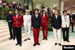 FILE: Changbin, Lee Know, I.N, Hyunjin, Seungmin, Felix, dan Bang Chan dari Stray Kids berpose di Met Gala, gala penggalangan dana tahunan untuk Institut Kostum Museum Seni Metropolitan di New York City, New York, Amerika Serikat, 6 Mei 2024. (Andrew Kelly/REUTERS)