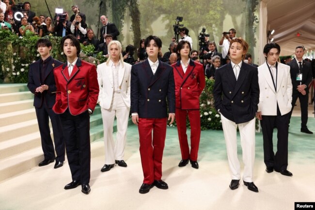 FILE: Changbin, Lee Know, I.N, Hyunjin, Seungmin, Felix, dan Bang Chan dari Stray Kids berpose di Met Gala, gala penggalangan dana tahunan untuk Institut Kostum Museum Seni Metropolitan di New York City, New York, Amerika Serikat, 6 Mei 2024. (Andrew Kelly/REUTERS)