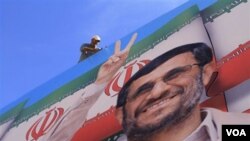 Poster Presiden Iran Mahmoud Ahmadinejad terpasang untuk menyambut kedatangannya di Beirut.