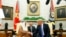 Tổng thống Donald Trump bắt tay Tiểu vương Kuwait Sheikh Sabah Al Ahmad Al Sabah tại Phòng Bầu dục Tòa Bạch Ốc ngày 5/9/2018.
