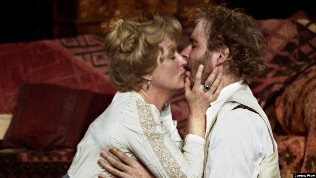 Meryl Streep and Kevin Kline in the 2001 Shakespeare in the Park production of "The Seagull" at the Delacorte Theater, directed by Mike Nichols. (Photo credit: Michal Daniel)