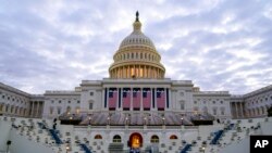 Persiapan pelantikan Presiden terpilih Joe Biden di Gedung Capitol, Washington, D.C., 18 Januari 2021.