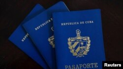 ARCHIVO - En esta imagen ilustrativa tomada el 16 de mayo de 2023 se muestran pasaportes cubanos. REUTERS/Alexandre Meneghini/Ilustración.