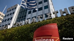 希腊国旗在雅典的希腊证券交易所外飘扬(资料照片)