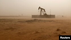  德克萨斯州风沙中作业的抽油机(路透社2018年4月13日摄) 