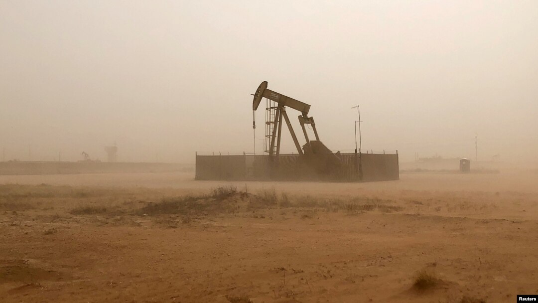Pompa angguk minyak di tengah badai pasir di Midland, Texas, 13 April 2018.