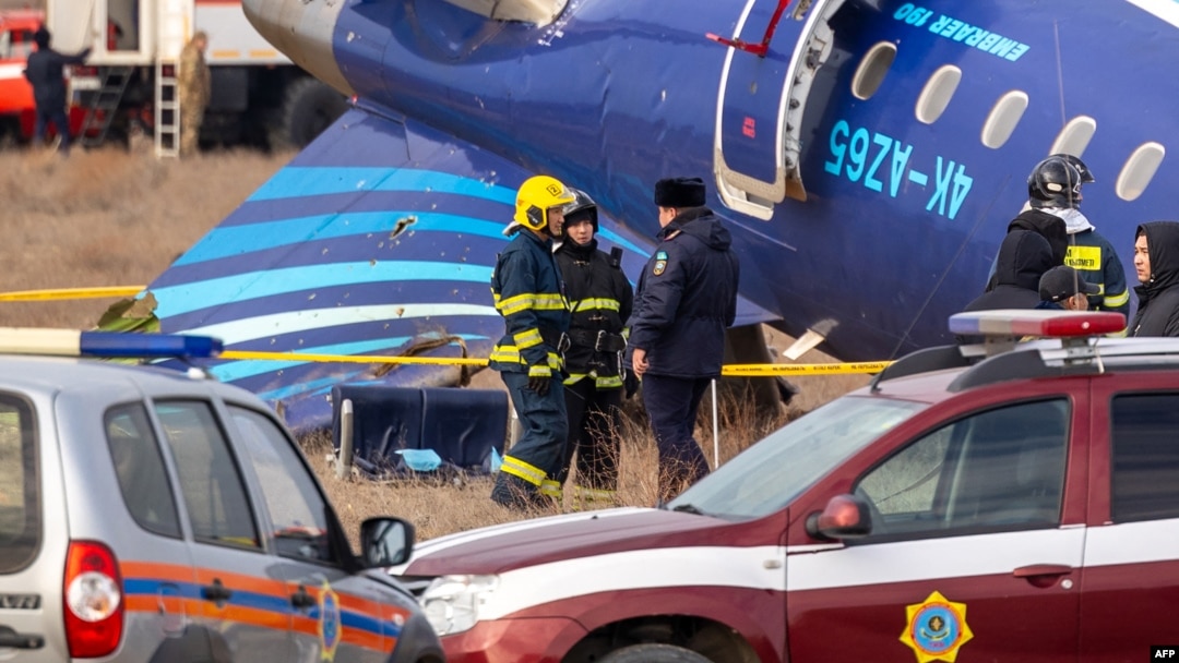 Specijalisti za hitne slučajeve rade na mjestu pada putničkog aviona Azerbejdžan Airlinesa u blizini grada Aktaua na zapadu Kazahstana 25. decembra 2024.