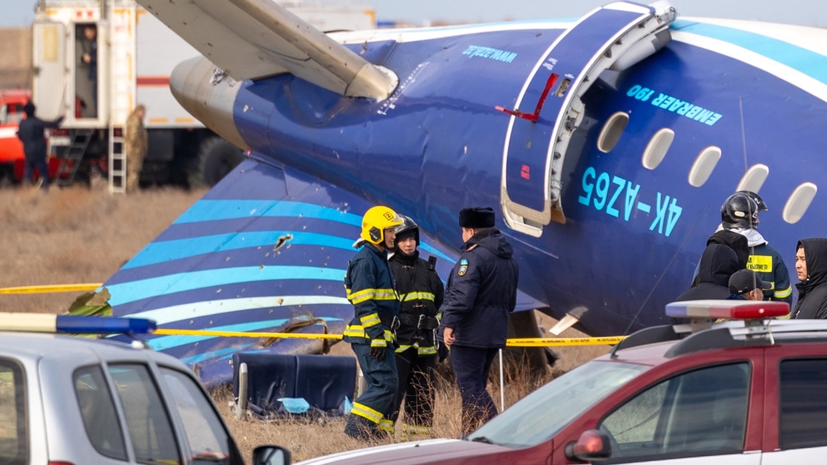 惊骇：阿塞拜疆客机遭俄罗斯防空导弹击伤后迫降坠毁