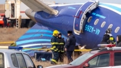 Petugas spesialis tanggap darurat bekerja di lokasi jatuhnya pesawat penumpang Azerbaijan Airlines di dekat kota Aktau di Kazakhstan barat, 25 Desember 2024. (Issa Tazhenbayev/AFP)