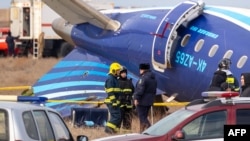 Petugas spesialis tanggap darurat bekerja di lokasi jatuhnya pesawat penumpang Azerbaijan Airlines di dekat kota Aktau di Kazakhstan barat, 25 Desember 2024. (Issa Tazhenbayev/AFP)