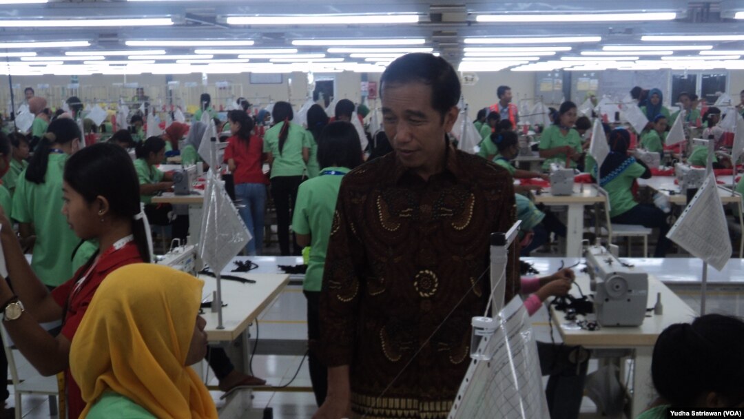 Presiden Jokowi berdialog dengan pekerja pabrik tekstil di Wonogiri. (VOA/Yudha)