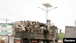 Des soldats transportés dans un camion dans l'État de Borno, Nigeria, le 4 mai 2015. 