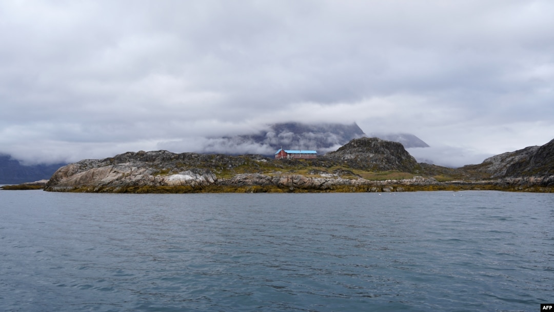 Rumah akomodasi bagi para turis terlihat berada di atas bukit di dekat Maniitsoq, di pesisir barat Greenland, pada 3 September 2024. (Foto: AFP/James Brooks)