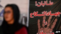 Las mujeres afganas participan en una reunión en un salón en Kabul el 2 de agosto de 2021 contra las supuestas violaciones de derechos humanos de las mujeres por parte del régimen talibán en Afganistán.