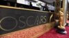 Sebuah patung 'Academy Award' tampak dipajang di lokasi acara Oscars di Dolby Theatre, Los Angeles (28/2). Puluhan orang berdemonstrasi di dekat Dolby Theater di Los Angeles Minggu menjelang acara Oscars.