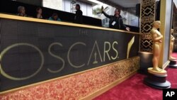 Sebuah patung 'Academy Award' tampak dipajang di lokasi acara Oscars di Dolby Theatre, Los Angeles (28/2). Puluhan orang berdemonstrasi di dekat Dolby Theater di Los Angeles Minggu menjelang acara Oscars.