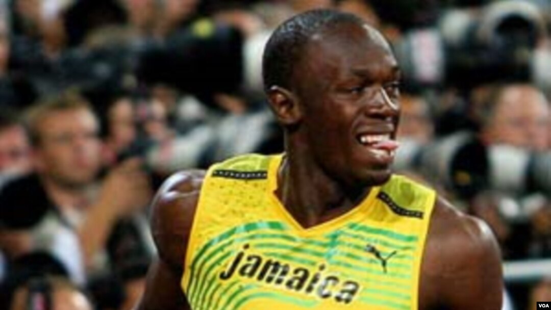 Usain Bolt merayakan kemenangannya pada nomor lari 100 meter di Olimpiade Beijing 2008.