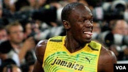 Usain Bolt merayakan kemenangannya pada nomor lari 100 meter di Olimpiade Beijing 2008.