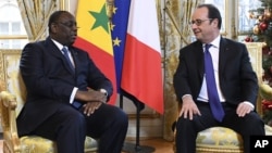 Le président français François Hollande et son homologue sénégalais Macky Sall dans le palais de l'Elysée, le 20 décembre 2016.