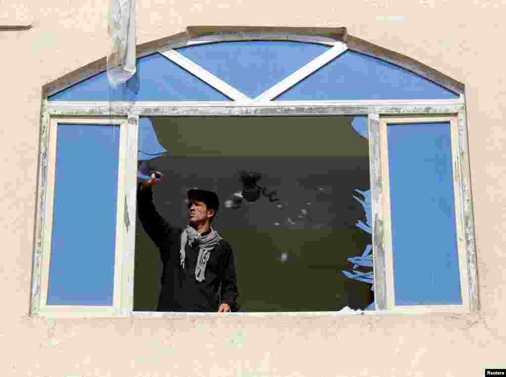 بم دھماکے سے کئی قریبی عمارتوں کے شیشے بھی ٹوٹ گئے جب کہ کچھ مکانوں کو بھی نقصان پہنچا۔ &nbsp;