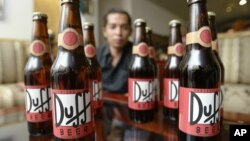 En esta foto, un empresario enseña botellas de la versión mexicana de la cerveza Duff. En Colombia DuH Beer, que cuenta con 4,3 grados de alcohol, es vendida por un precio que oscila entre los 4 y 6 dólares.