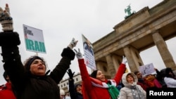 Sejumlah demonstran menggelar aksi protes terhadap pemerintah Iran menyusul kematian Mahsa Amini, dalam sebuah aksi di Berlin, Jerman, pada 10 Desember 2022. (Foto: Reuters/Michele Tantussi)