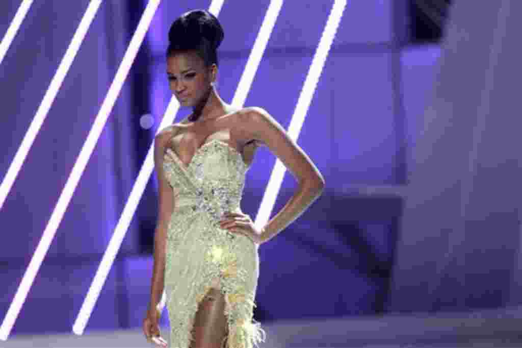 Lopes dijo que desea proseguir el trabajo que ya comenzó como Miss Angola, ayudando a su pueblo, trabajando con los niños pobres, los ancianos y las personas con VIH.