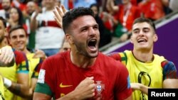گونکالو راموسُ مهاجم ۲۱ سالۀ پرتگال، در نخستین حضورش در جام جهانی سه گول به ثمر رساند.
