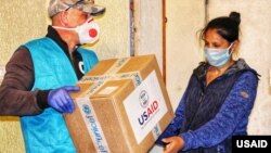 USAID မွ Ukraine ႏိုင္ငံအတြင္း ေထာက္ပံ႔ပစၥည္းမ်ား ေပးေနစဥ္ 