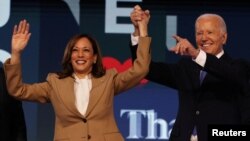 El presidente de Estados Unidos, Joe Biden, y la candidata presidencial demócrata y vicepresidenta de EEUU, Kamala Harris, durante el primer día de la Convención Nacional Demócrata en Chicago, Illinois, el 19 de agosto de 2024. REUTERS/Alyssa Pointer/Foto de archivo