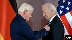 El presidente alemán Frank-Walter Steinmeier honra a su homólogo estadounidense Joe Biden con la orden al mérito especial de la Gran Cruz, el honor civil más alto en Alemania, en Berlín, el 18 de octubre de 2024.