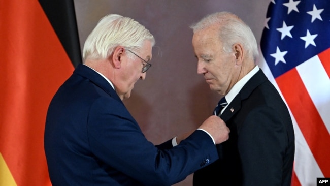 El presidente alemán Frank-Walter Steinmeier honra a su homólogo estadounidense Joe Biden con la orden al mérito especial de la Gran Cruz, el honor civil más alto en Alemania, en Berlín, el 18 de octubre de 2024.