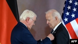 Presidenti gjerman Frank-Walter Steinmeier duke i dhënë homologut të tij amerikan Joe Biden medalje nderi në Berlin - 18 tetor 2024.