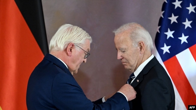 Presidenti gjerman Frank-Walter Steinmeier duke i dhënë homologut të tij amerikan Joe Biden medalje nderi në Berlin - 18 tetor 2024.