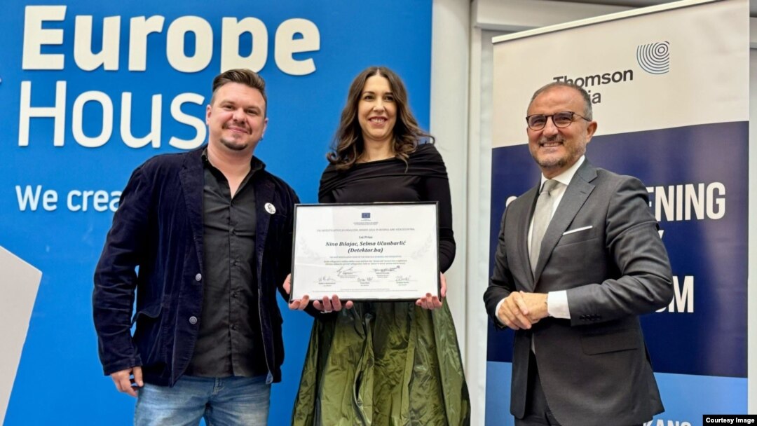 Nagrađeni novinari Selma Učanbarlić i Nino Bilajac (L), sa šefom Misije EU u BiH Luigi Sorecom.