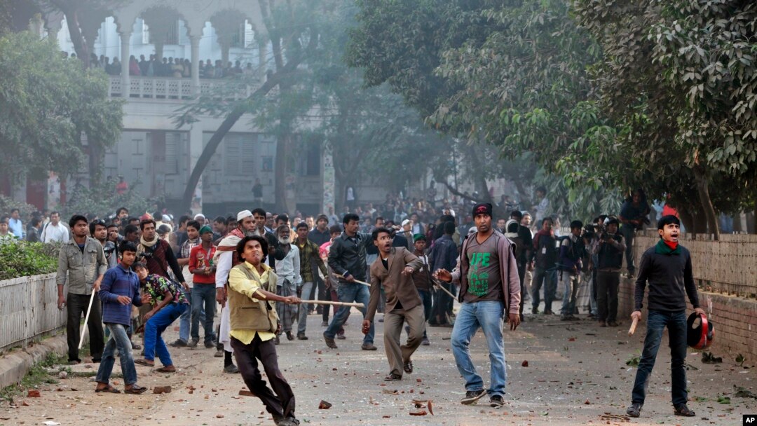 Bentrokan antara pendukung Liga Awami dan Partai Nasionalis Bangladesh di Dhaka, 29 Desember 2013. 