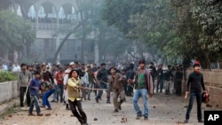 Bentrokan antara pendukung Liga Awami dan Partai Nasionalis Bangladesh di Dhaka, 29 Desember 2013. 